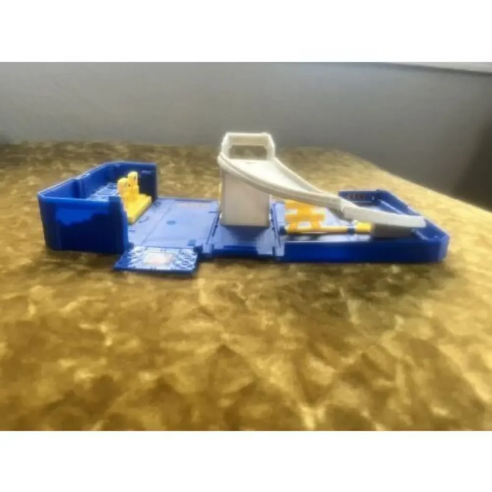 Vintage 2001 Matchbox Police Station Case Box  Has Ramp Pieces (7542)